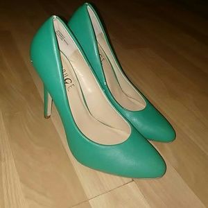 🍀 Gorgeous green heels